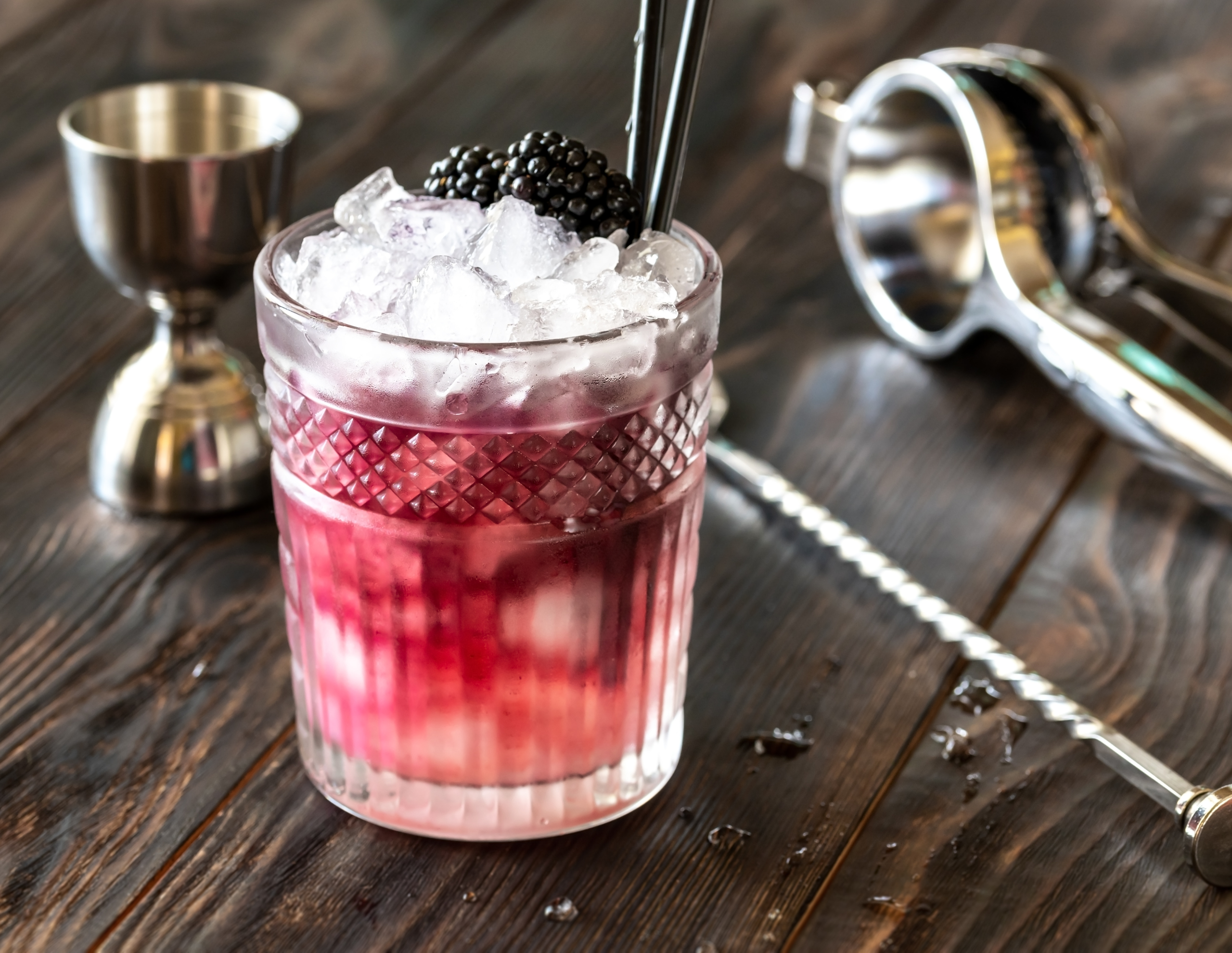 Classic Bramble Drink Recipe: How to Make This Fruity Gin Cocktail ...
